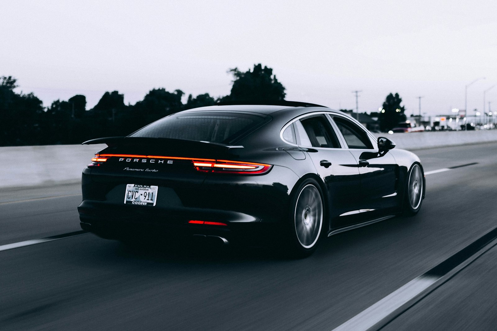 Czarne Porsche Panamera w ruchu o zmierzchu
